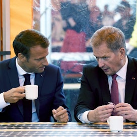 Ranskan presidentti Emmanuel Macron ja presidentti Sauli Niinistö kävivät kahvilla Helsingin kauppatorilla yhteisen lehdistötilaisuutensa jälkeen viime viikolla. LEHTIKUVA / ANTTI AIMO-KOIVISTO