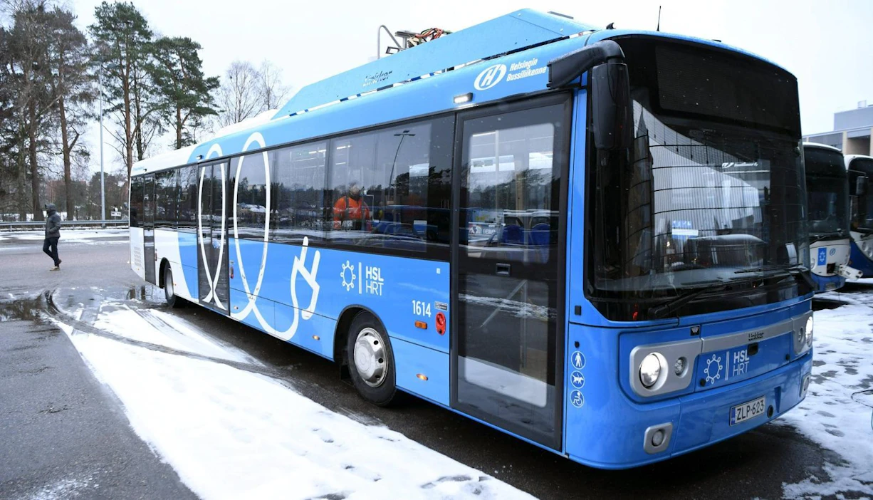 VTT:n koordinoimassa hankkeessa testataan erilaisia älylaitteita, sensoreita ja infonäyttöjä sähköbusseissa. Busseissa on muun muassa testattu liukkauden tunnistusta.