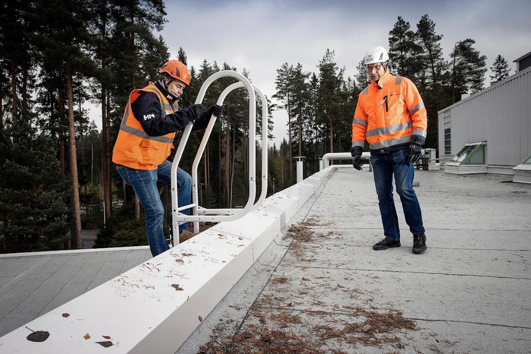 Toimitusjohtaja Pekka Heininen Varsinaisbitumista kiipeää Ruokaviraston Loimaan toimitilan katolle, jossa vastaava työnjohtjaa Jari Kesälahti jo odottaa.