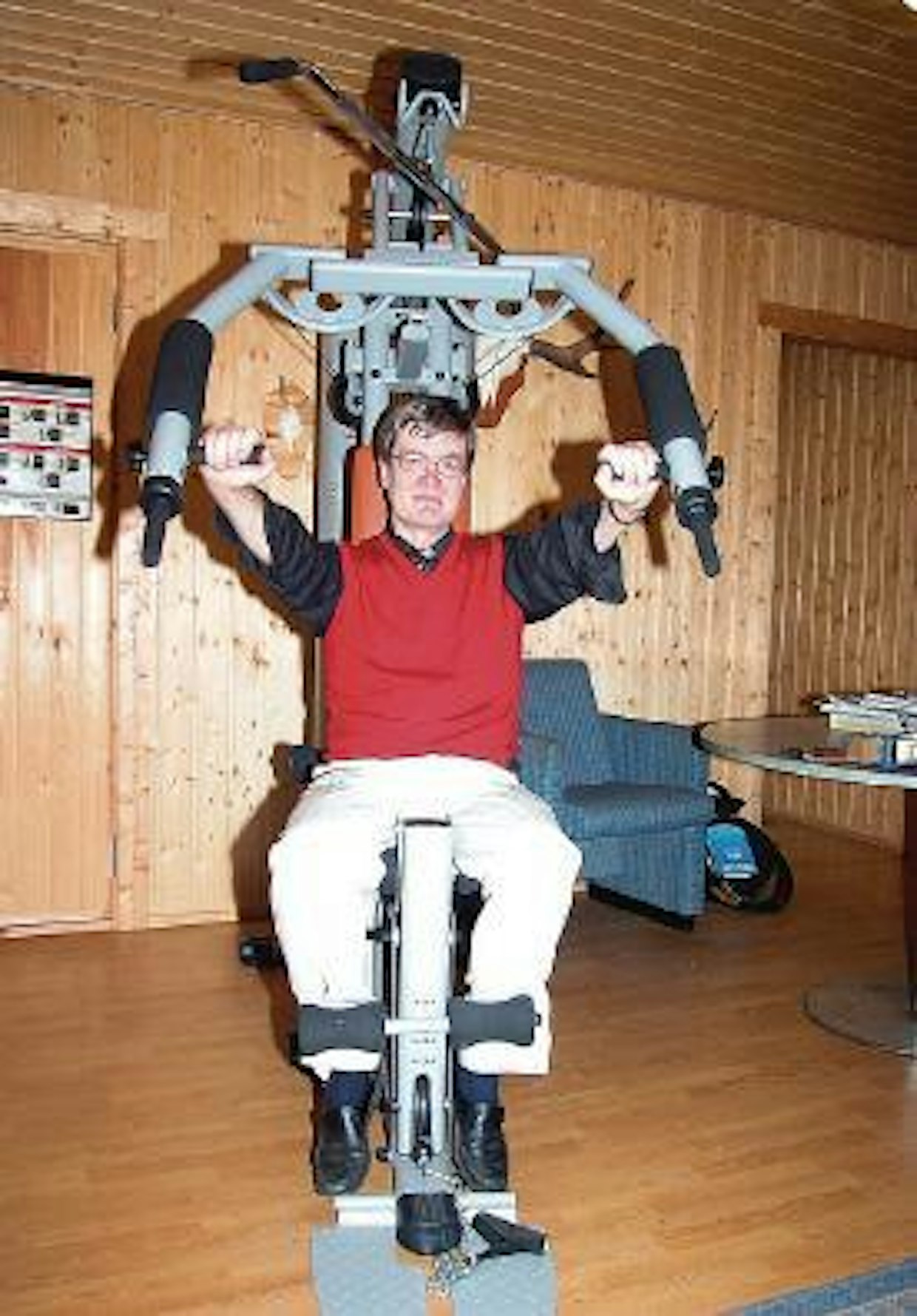 Yritysjohtajalta vaaditaan kovaa kuntoa. Työpäivän päätteeksi sopiikin koneellinen kuntojumppa.