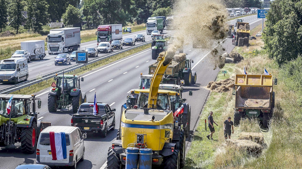 Maanviljelijät levittivät heinää Saksan ja Alankomaiden rajakyltin viereen A1-moottoritiellä lähellä Rijsseniä kesäkuun lopussa.