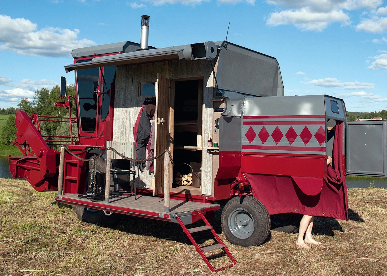 Fahr M 660, hienostunut motorisoitu sauna. Yläluukun alta paljastuu saunan sisäänkäynti. Luukku toimii myös kattona. Saunan takana on tilaa pukeutua.