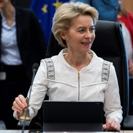 Ursula von der Leyen sanoo olevansa huolestunut Suomen ehdottamista vakavista leikkauksista Euroopan unionin tulevien vuosien budjettiin verrattuna komission esitykseen. LEHTIKUVA / AFP