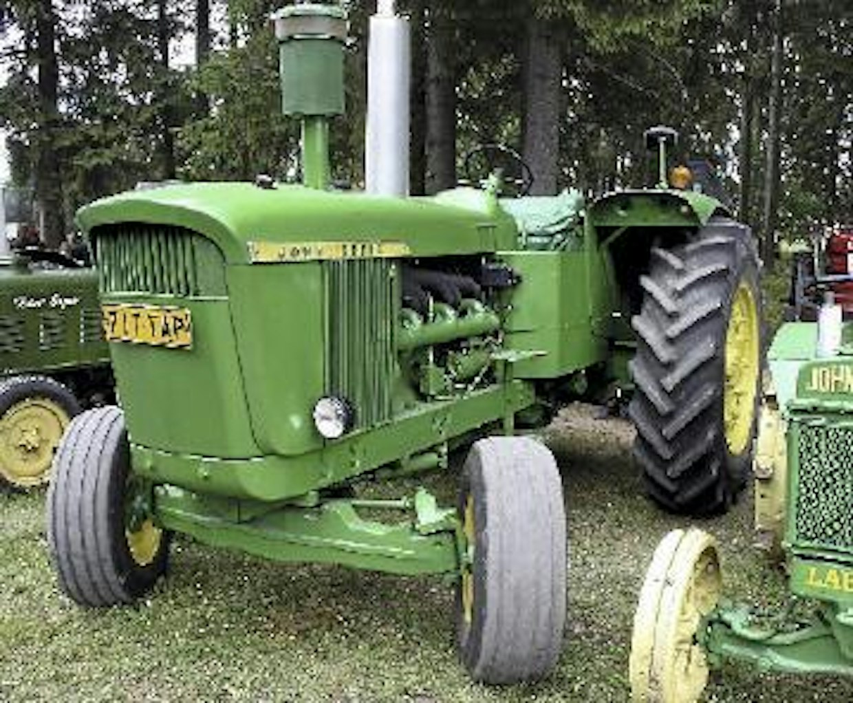 John Deere oli maailmanhistorian ensimmäinen yli 100-hevosvoimainen pyörätraktori, joka saatiin USA:n markkinoille vuonna 1963. 121-hevosvoimainen ja 8,7-litrainen muskelitraktori painaa 7 530 kg. Uusi jätti-Deere on vuonna 1965 maksanut 46 500 markkaa, ja nostolaitteesta on pitänyt maksaa vielä erikseen. Suomeen on tullut tiettävästi kolme traktoria. (Somero)