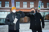 Ylen uutis- ja ajankohtaistoiminnan päätoimittaja Jouko Jokinen ja Maaseudun Tulevaisuuden päätoimittaja Jouni Kemppainen iloitsevat yhteistyöstä.