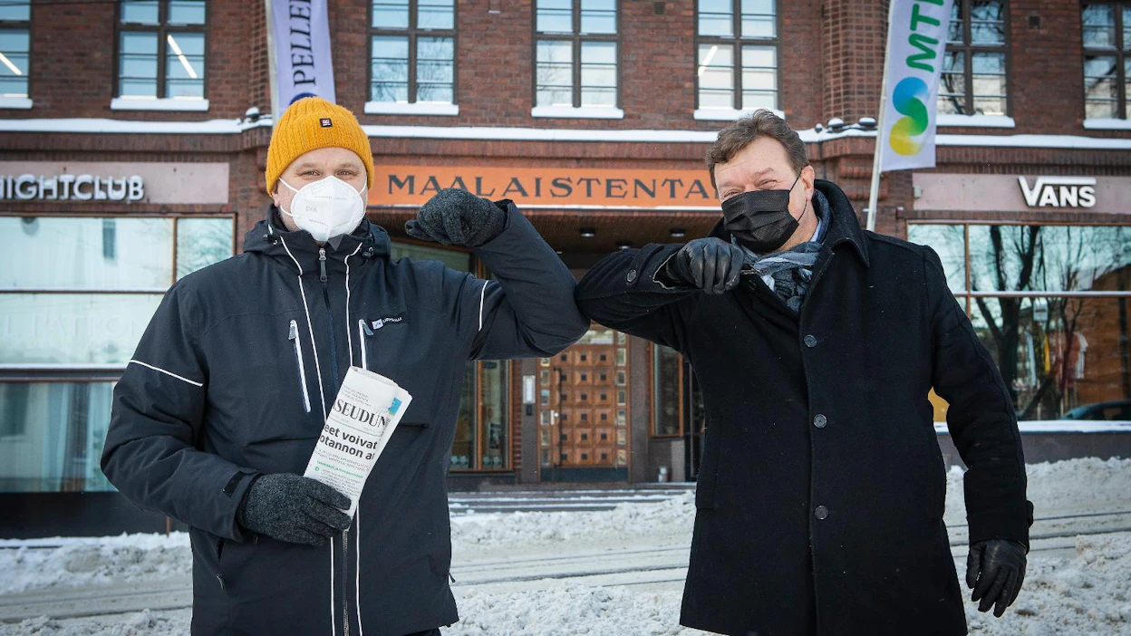 Ylen uutis- ja ajankohtaistoiminnan päätoimittaja Jouko Jokinen ja Maaseudun Tulevaisuuden päätoimittaja Jouni Kemppainen iloitsevat yhteistyöstä.