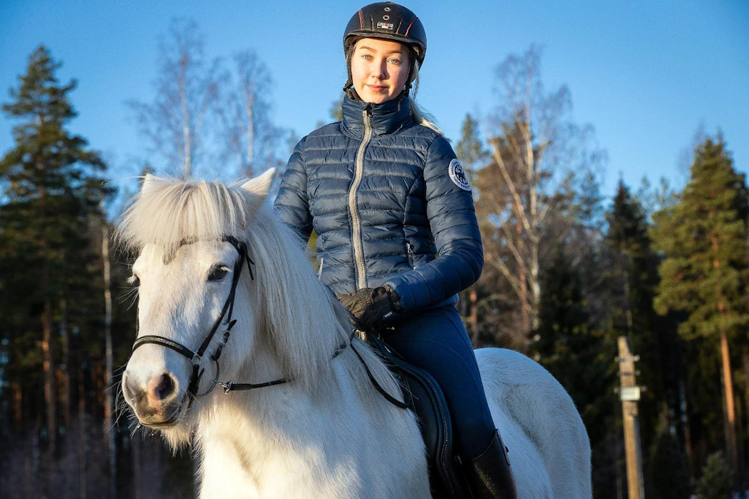 Hyvät hevostaidot, kunnioitus hevosia ja toisia ihmisiä kohtaan sekä into oppia uutta kuvastavat vuoden ratsastusnuoreksi valittua Gerda-Eerika Viinasta.