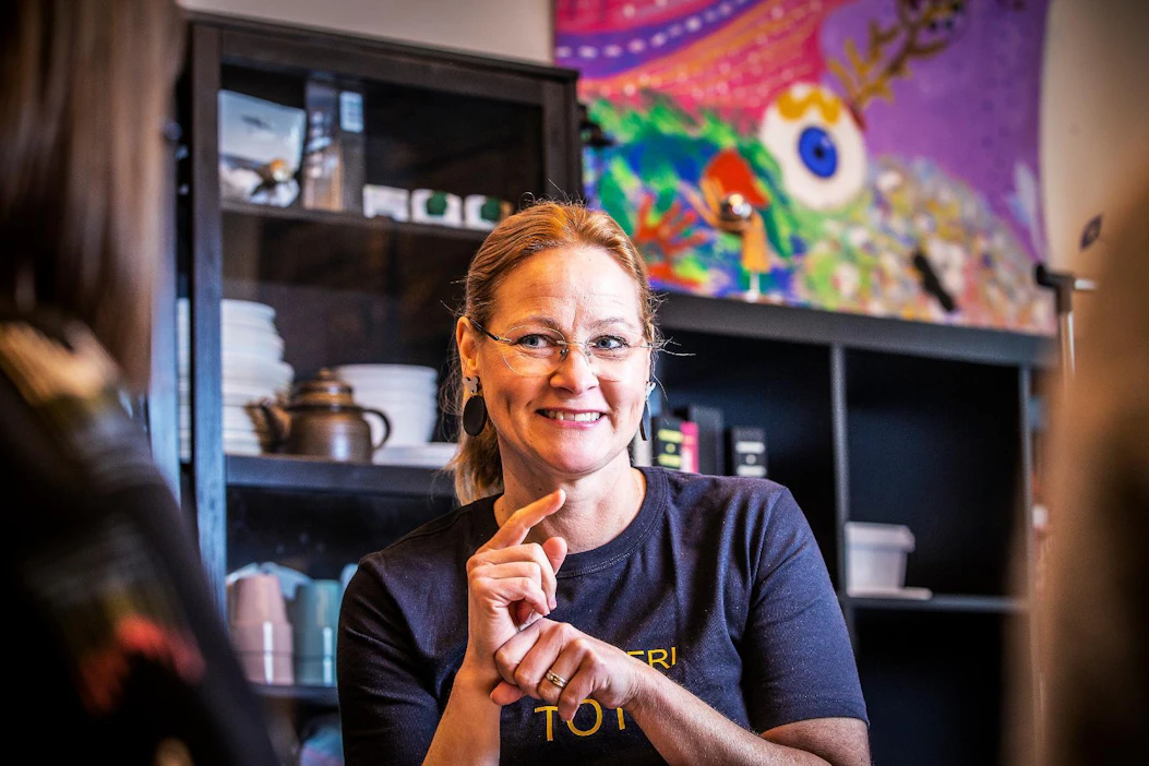 Tarja Sandholmin isä, äiti ja veli ovat kuuroja. Myös hänen puolisonsa on kuuro, mutta heidän poikansa on kuuleva. Perheen kotikielenä on siis viittomakieli.