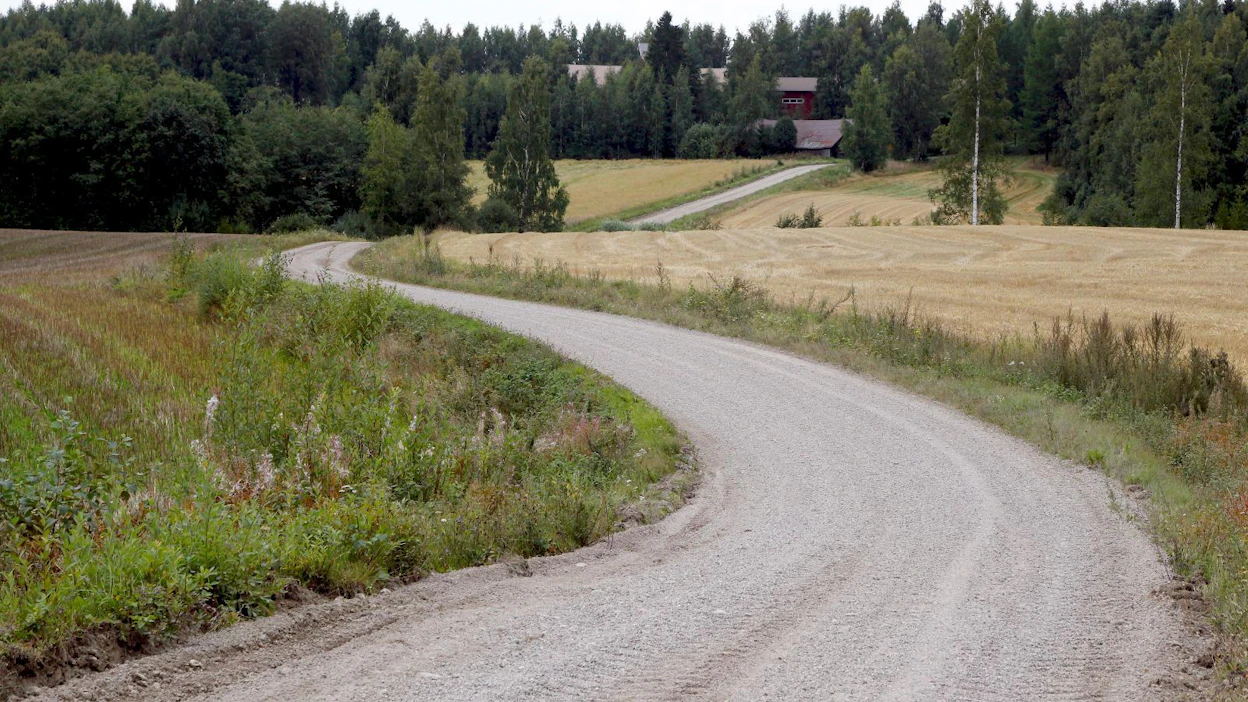 SYKEn erikoistutkijan Juha Peltomaan mielestä kaupungistumista ei kannata väkisin hidastaa. Hän pitää esimerkiksi virastojen hajasijoittamista Helsingistä maakuntiin ongelmallisena.