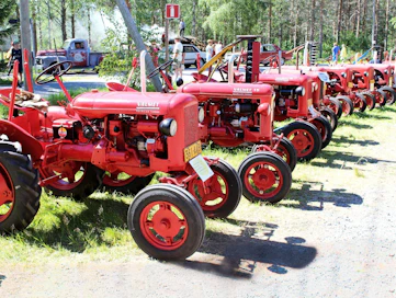 Valmetin 70-vuotista traktorihistoriaa piti olla isosti esillä kahdessa paikassa, mutta koronatilanteen heikettyä pitkiä Valmet-rivistöjä ennätettiin nähdä vain Oulaisissa. Kuvan traktorit ovat pelkkiä Valmeteja, tyyppinumero 15 keksittiin jälkikäteen.