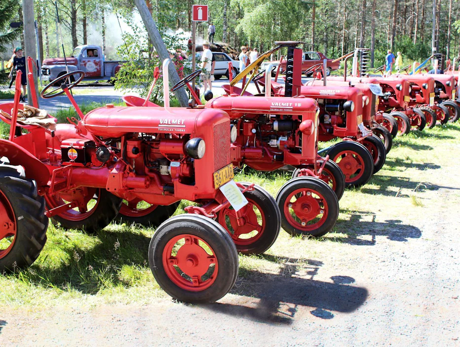 Valmetin 70-vuotista traktorihistoriaa piti olla isosti esillä kahdessa paikassa, mutta koronatilanteen heikettyä pitkiä Valmet-rivistöjä ennätettiin nähdä vain Oulaisissa. Kuvan traktorit ovat pelkkiä Valmeteja, tyyppinumero 15 keksittiin jälkikäteen.