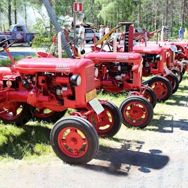Valmetin 70-vuotista traktorihistoriaa piti olla isosti esillä kahdessa paikassa, mutta koronatilanteen heikettyä pitkiä Valmet-rivistöjä ennätettiin nähdä vain Oulaisissa. Kuvan traktorit ovat pelkkiä Valmeteja, tyyppinumero 15 keksittiin jälkikäteen.