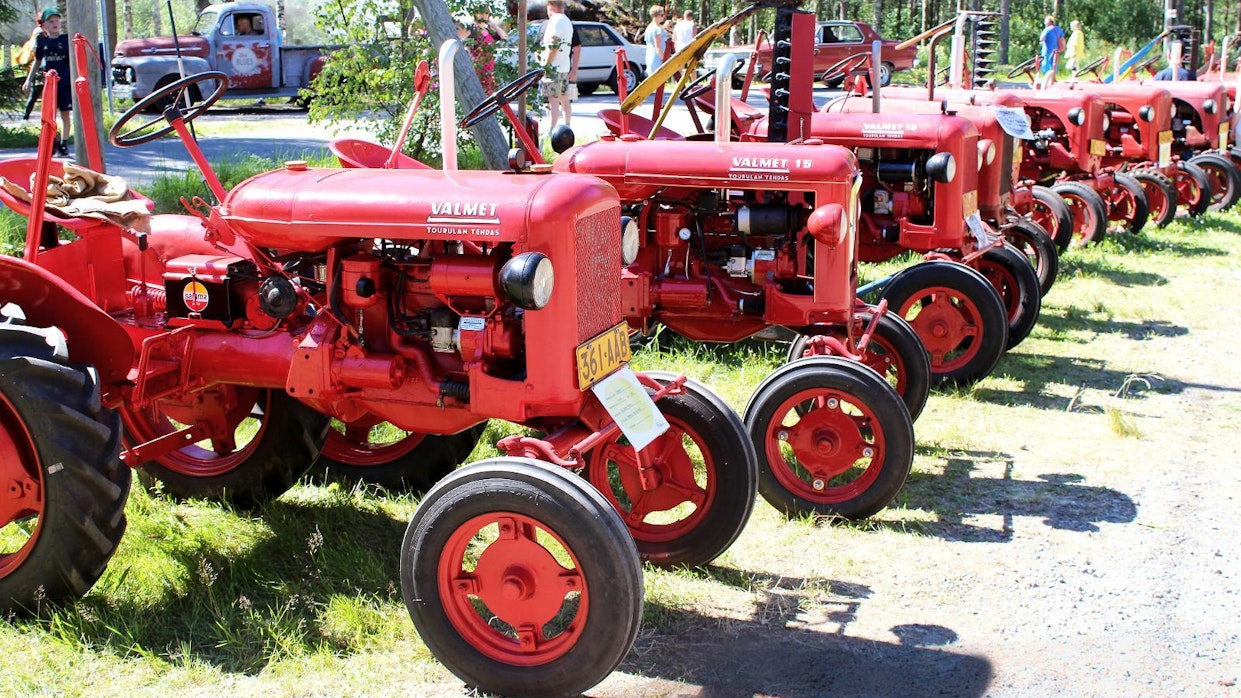 Valmetin 70-vuotista traktorihistoriaa piti olla isosti esillä kahdessa paikassa, mutta koronatilanteen heikettyä pitkiä Valmet-rivistöjä ennätettiin nähdä vain Oulaisissa. Kuvan traktorit ovat pelkkiä Valmeteja, tyyppinumero 15 keksittiin jälkikäteen.
