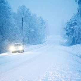 Lumikeli on tänä talvena jälleen kerran uusi kokemus eteläisessä ja läntisessä Suomessa. Huono näkyvyys taklaantuu parhaiten ottamalla auton varsinaiset ajovalot käyttöön pelkkien päiväajovalojen sijaan. Myös takasumuvalo tehostaa näkyvyyttä takana ajavien suuntaan.
