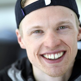 Iivo Niskanen voitti vuosi sitten 50 kilometrin olympiakultaa. LEHTIKUVA / HEIKKI SAUKKOMAA