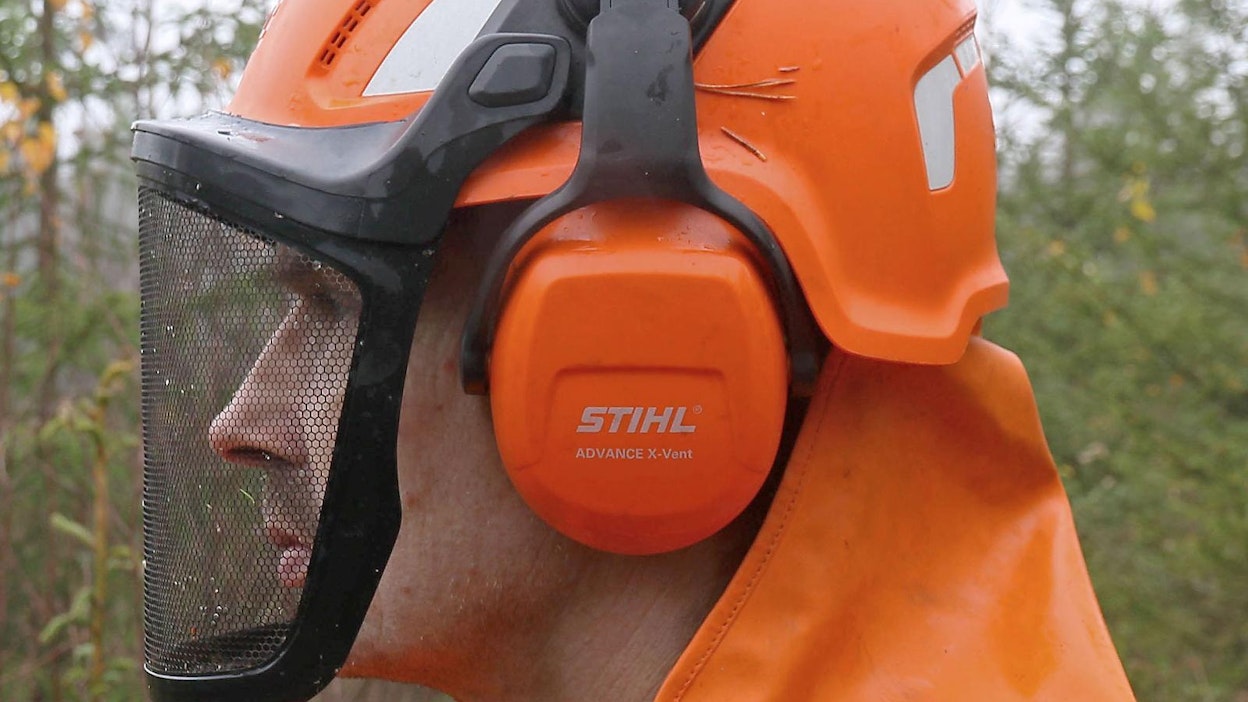 Stihl on uudistanut turvavarustemallistoaan viimeisten vuosien aikana. Nyt on esitelty myös kokonaan uusi kypärämalli Advance X-Vent. Sen muotoilussa on huomioitu kuumatkin työolosuhteet – Koneviestin kokeilussa kypärä osoittautui myös erittäin hyväksi yleiskypäräksi.
