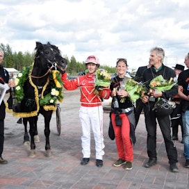 Odd Paulsen (vas.) ja hänen tyttärensä Linda C. Kvernenes olivat paikalla, kun Odd Herakles voitti Nordic Kingin ensimmäisen kerran juhannuksena 2019. Tom Erik Solberg ohjasti silloin ori ensi kerran ja on sen jälkeen saanut luottokuskin paikan.