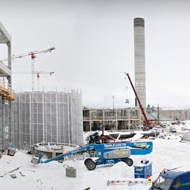 Metsä Groupin uusi sellutehdas Äänekoskella alkaa hahmottua. Piippu nousi viime syyskuussa. Nyt työmaalla on alkamassa laiteasennukset. Tuotannon on määrä käynnistyä 2017.