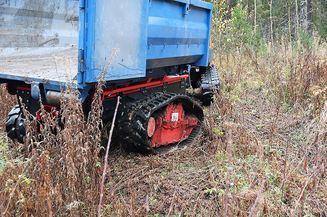Telarungot keinuvat keskeltä 10 astetta molempiin suuntiin. Laitetta käännetään vedättämällä ristikkäisiä teloja. Käytännössä ohjaaminen tapahtuu perinteisen kaivinkoneen tapaan jalkapolkimilla.