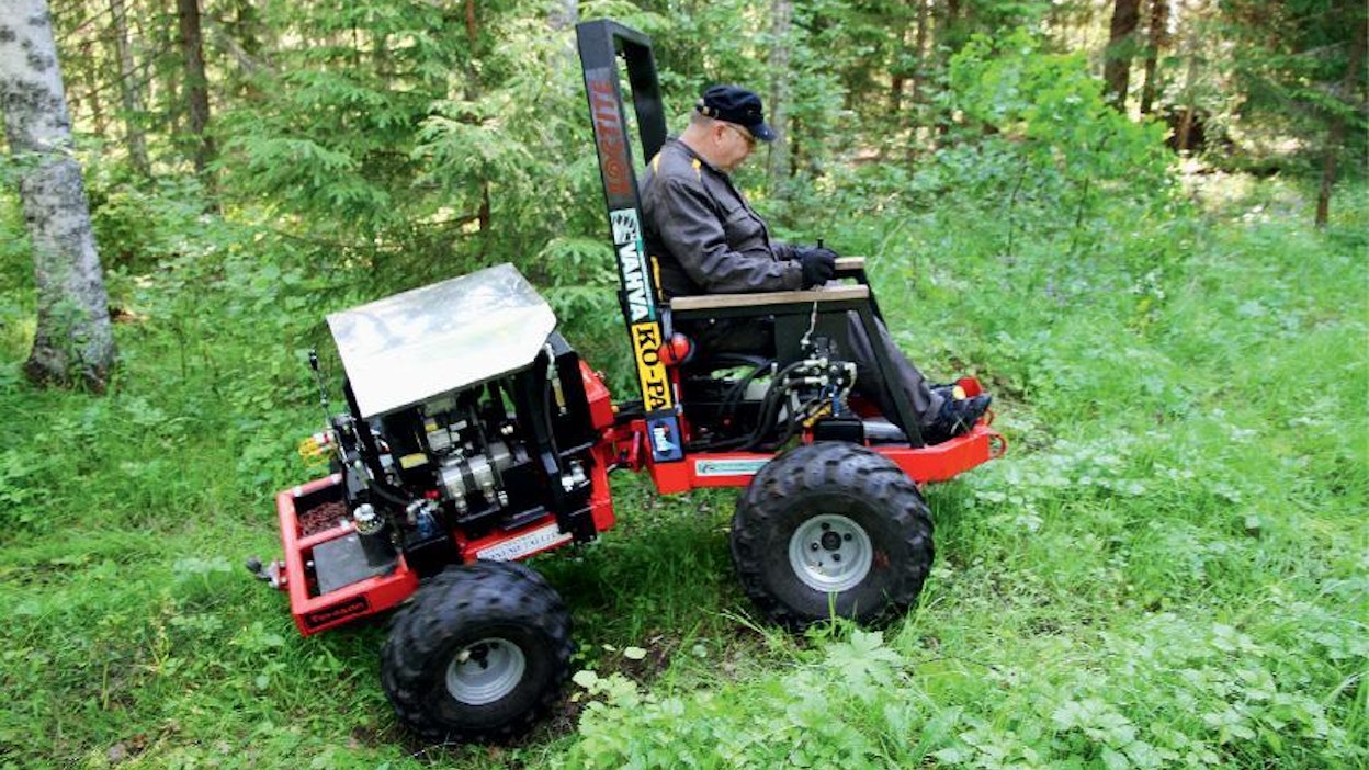 Yksinkertainen ja erittäin tarkoituksenmukainen, näin voi kuvata Ilari Vilmarin tekemää Motomönkijää. Se kestää rajuakin käyttöä ja voimaa on riittävästi vaikeassakin maastossa liikkumiseen.