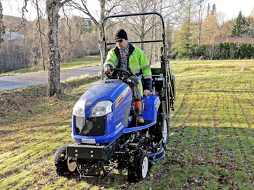 Iseki SGX323 on kompakti keräävä nurmitraktori.