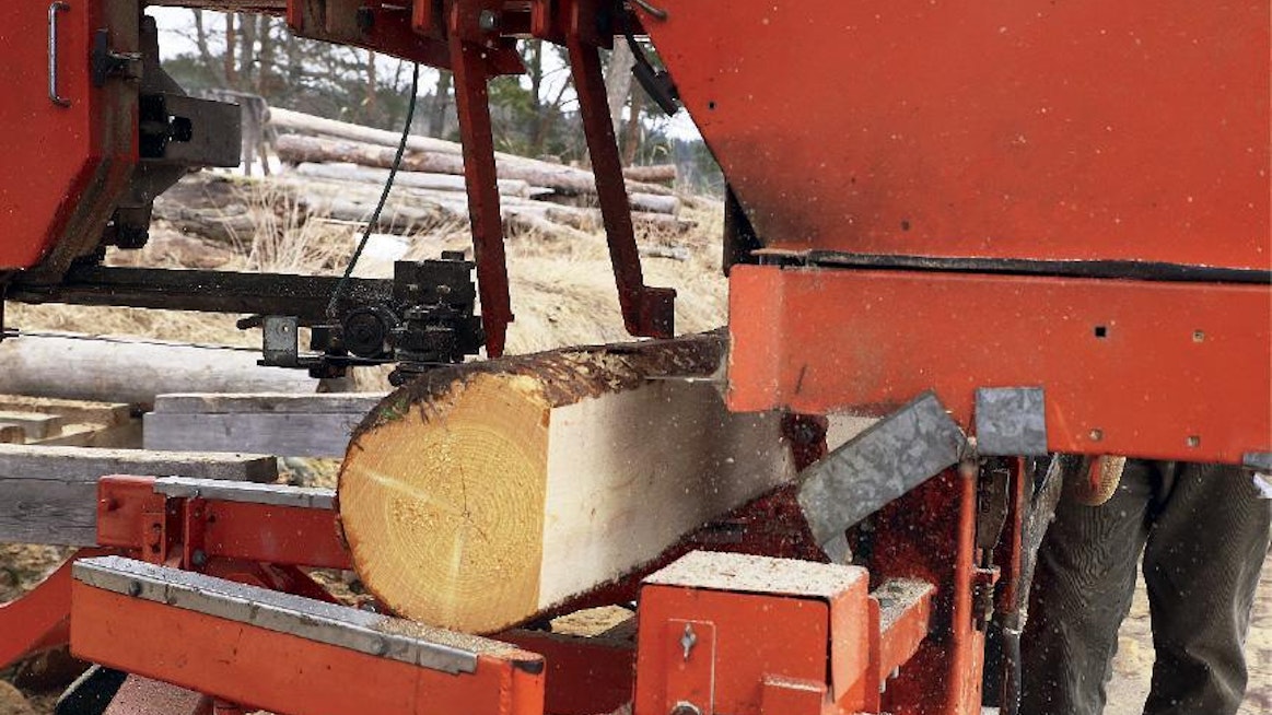 Sahausnopeudessa vannesaha jää jälkeen sirkkelistä, mutta puuta ei tuhlaannu puruksi. Wood-Mizerin voi räätälöidä omien tarpeidensa mukaan. Sahaus onnistuu hyvin myös yhdeltä ihmiseltä.