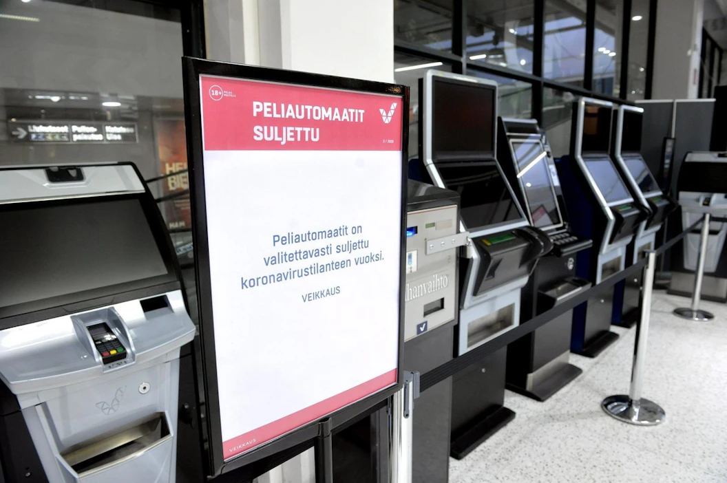 Veikkauksen mukaan pelikoneiden sulkemiset johtavat yt-neuvotteluihin osa- tai kokoaikaisista lomautuksista. LEHTIKUVA / Timo Jaakonaho