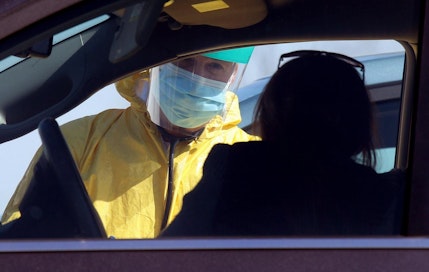 New Yorkin osavaltiossa koronavirustestejä tehdään drive-ineissä.