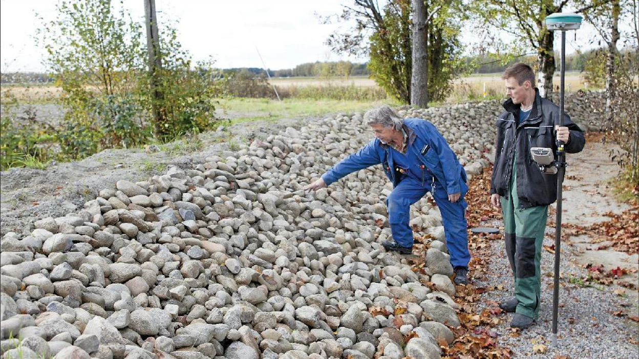 Suunnittelija Petter Höglund (oik.) Etelä-Pohjanmaan elykeskuksesta tarjoaa neuvonta-apua tulvapenkereillä tonttinsa ympäröivälle Kaj Mittsille. mirja koivisto