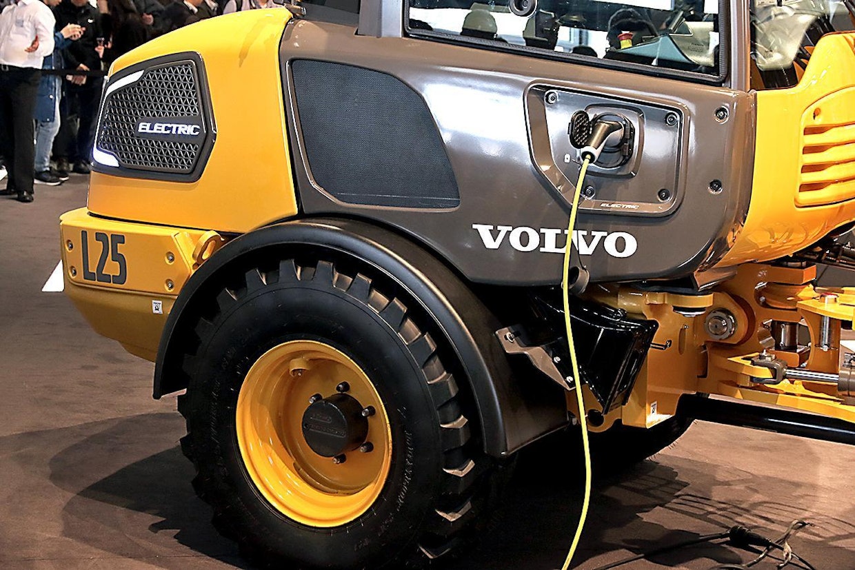 Volvo CE esitteli Baumassa kokonaan sähkökäyttöisen ECR25 Electric -kaivukoneen ja L25 Electric -pyöräkuormaimen. Valmistajan mukaan akkukapasiteetti riittää normaalin työvuoron ajaksi. (UO)