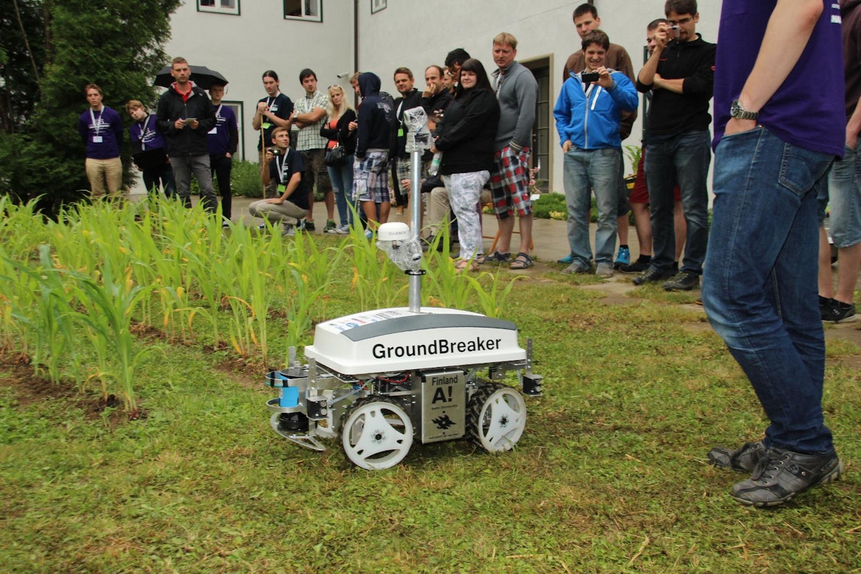 Suomen joukkueen rakentaman GroundBreaker-robotin monipuolinen jousitusratkaisu oli suunniteltu huomattavasti kisaolosuhteita haastavampiin maastoihin. Tällä kertaa tasainen nurmikko ei tehnyt eroja robottien suorituskykyyn.