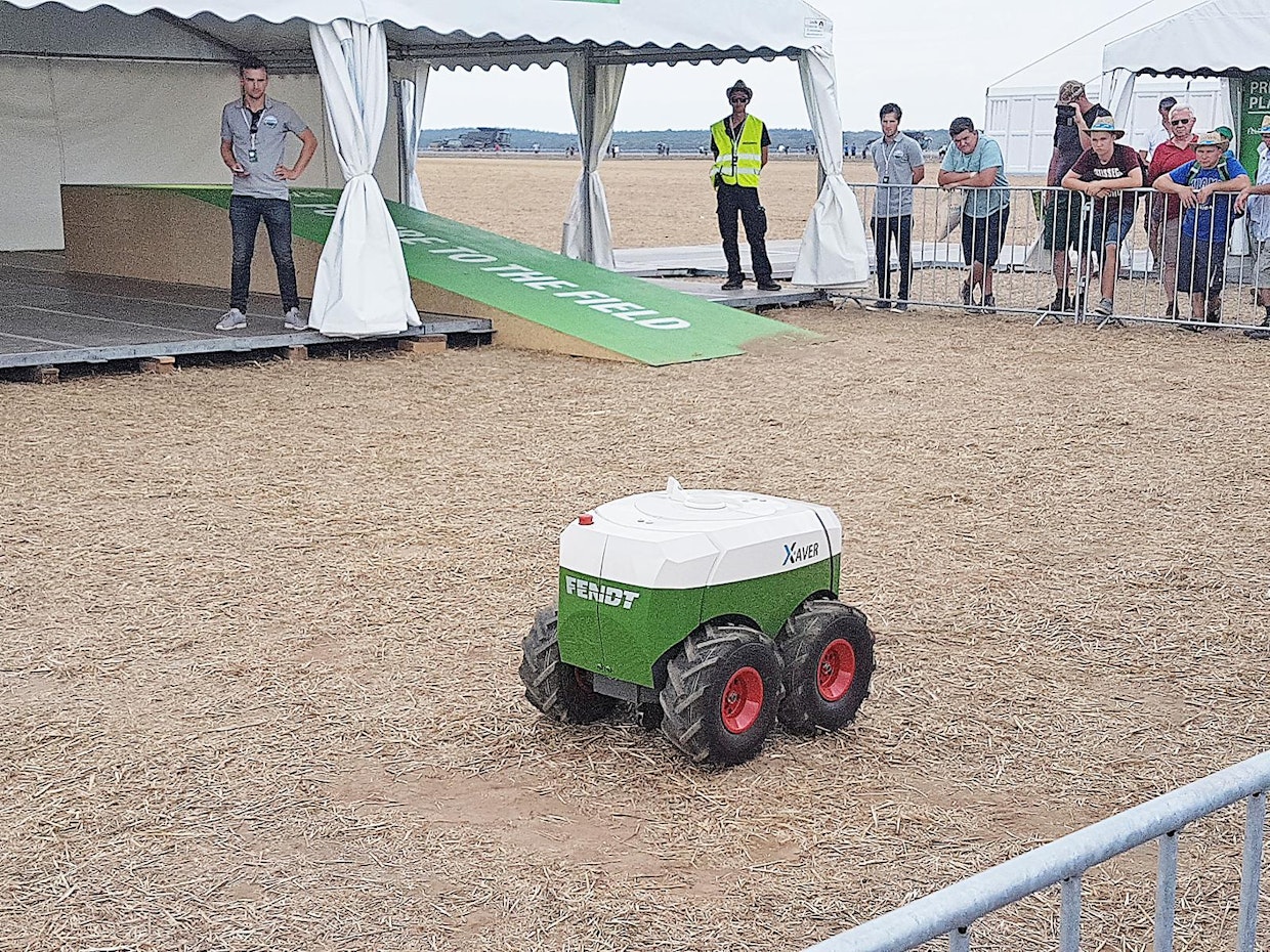 Fendt Xaver on pienikokoinen peltorobotti, joka on tarkoitettu toimimaan yksin tai useamman robotin muodostamassa parvessa. Se voidaan varustaa yksirivisellä kylvölaitteella, jonka vannas on säiliön alla ja koneen pyörien välissä. Robotit kuljetetaan pellolle perävaunussa, joka toimii samalla sekä täyttö- että latausasemana. Robotit ohjautuvat itsenäisesti pellon rajojen sisäpuolella. Ne ovat jatkuvasti yhteydessä keskenään, jotta peltoon ei jää aukkoja tai tule päällekkäiskylvöä. Järjestelmä vaatii valvojan, joka tarpeen tullen poistaa häiriöt tms.