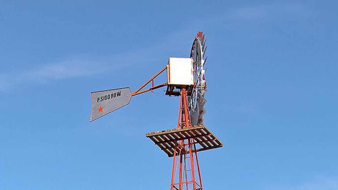 Vanhan tuulimoottorin runko, moottori ja siivikko ovat kunnostettu. Nyt on juhlan aika.