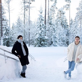 Uzbekistanilaiset Javohir Zokirov (vas.) ja Elyorbek Rayimov muuttivat Rautjärvelle Etelä-Karjalaan tekemään lukio-opintoja viime syksynä. Kuumasta maasta muuttaneet pojat ihailevat Suomen lumisen talven kauneutta.
