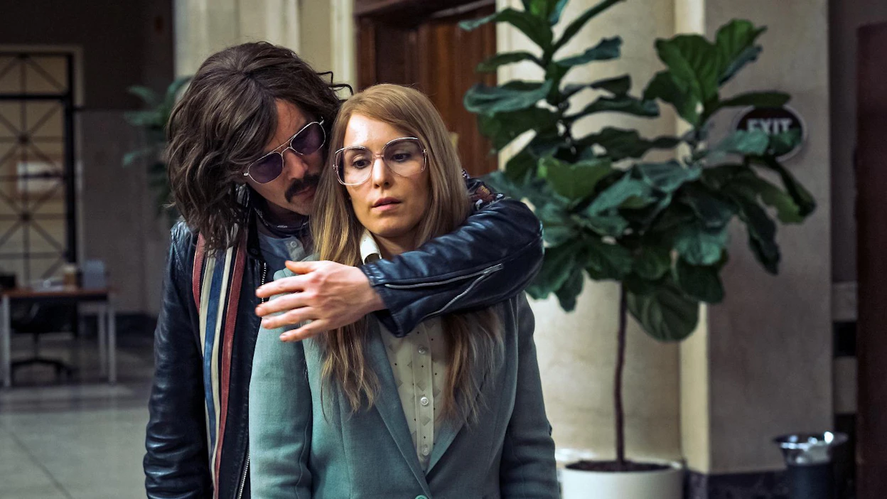 Ethan Hawke näyttelee pankkiryöstäjää ja Noomi Rapace panttivankia Robert Budreaun ohjaamassa Tukholma-syndrooma -elokuvassa.