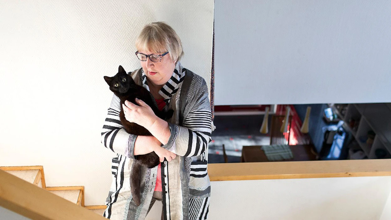 Anneli Kannon sylissä on Timo Orvokki -kissa. ”Pikimustat kissat olivat aikoinaan noitien kissoja”, omistaja toteaa. kuva: Rami marjamäki