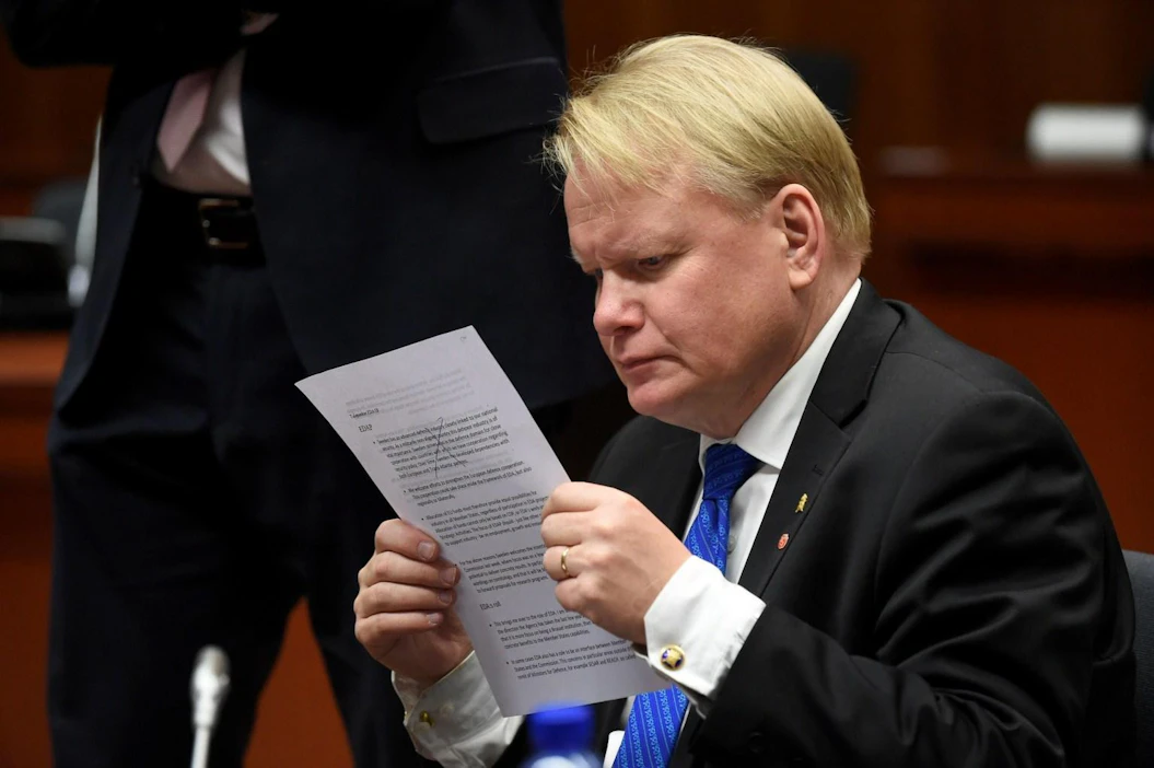 Tutkijoiden mukaan Venäjä on pyrkinyt estämään Ruotsin ja Naton yhteistyön tiivistymistä. Kuvassa Ruotsin puolustusministeri Peter Hultqvist marraskuussa Brysselissä. Lehtikuva/AFP
