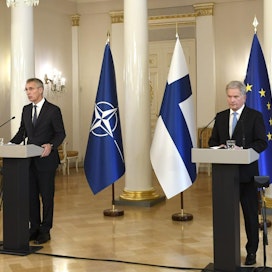 Sotilasliitto Naton pääsihteeri Jens Stoltenberg ja presidentti Sauli Niinistö yhteisessä tiedotustilaisuudessa.