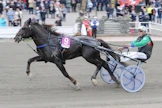 Ville Kallen voitto oli sen verran reilu, etteivät Huisi Hemmo ja Elan mahtuneet paalulla samaan kuvaan.