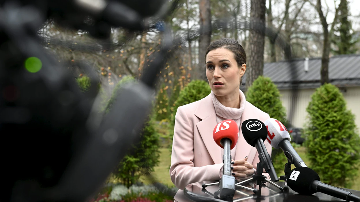 Pääministeri Sanna Marin kertoi saamelaiskäräjälain valmistelusta mediatilaisuudessa pääministerin virka-asunnon Kesärannan pihalla torstaina.