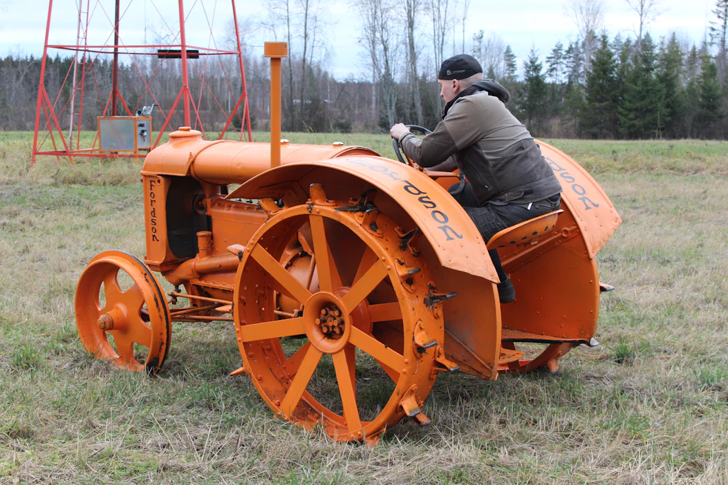 Fordson N on mihin tahansa yli 80 vuoden takaiseen traktoriin verrattuna melko helppo ajettava. Ergonomiaan on matkaa valovuosien verran, mutta ensimmäiseen Fordson F-malliin verrattuna kuljettajalla on huippumukavat olosuhteet. Oikean jalan alla pörisevä vaimentamaton pakoputki pitää kuljettajan hereillä pitkälläkin työvuorolla.