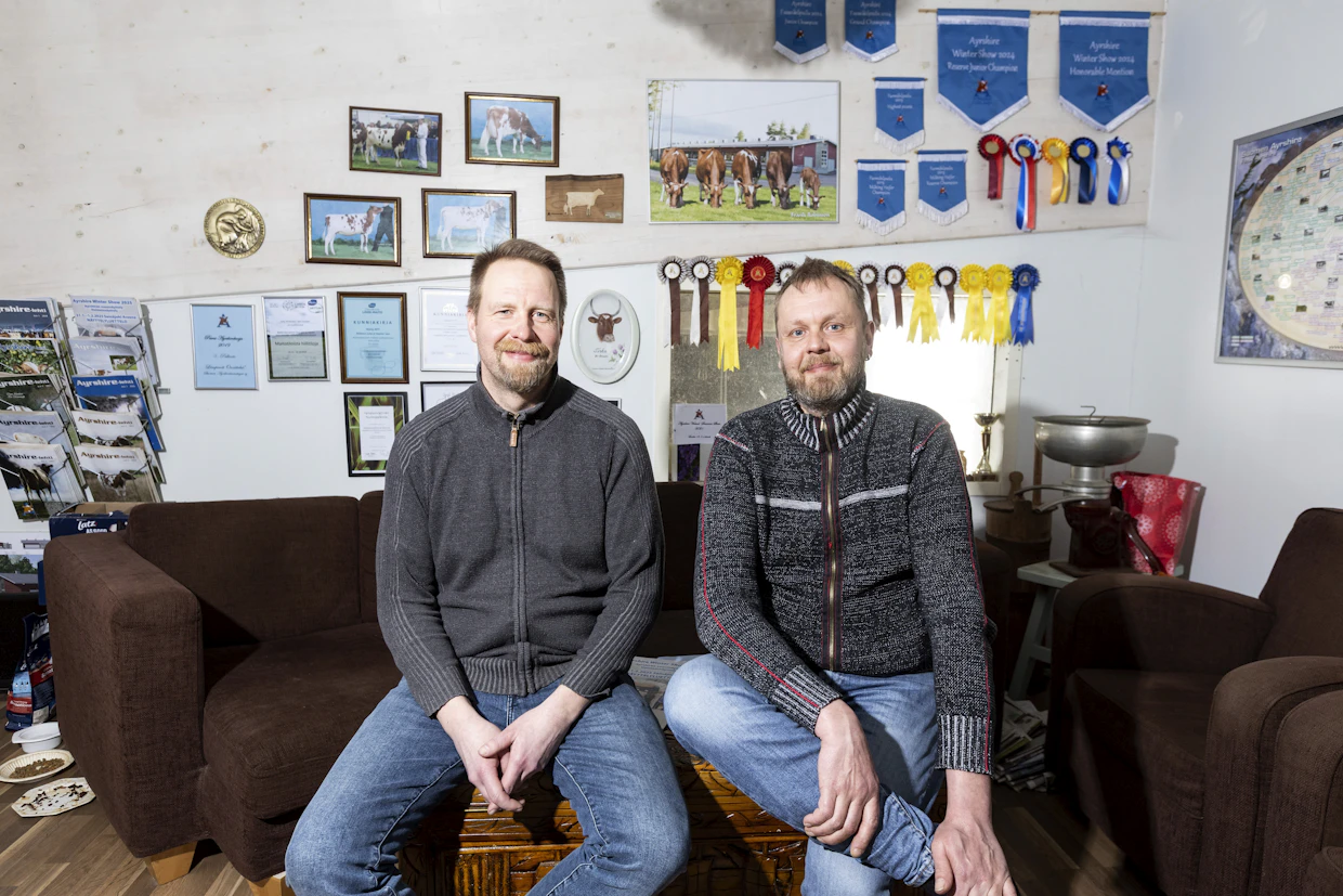 Moision tila on saanut vuosien saatossa lukuisia palkintoja maidontuotannon laadusta. Kuvassa Tapani Tiura ja Juha Rinkinen.