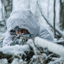 Simo Häyhästä kertovan elokuvan nimiroolia näyttelee Jarkko Lahti.