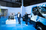 IAA-näyttelyssä Hannoverissa esiteltiin Iveco Groupin ja Hyundai Motor Companyn yhteistyön tulos Iveco eDaily -polttokennopakettiauto. Kuvassa vasemmalla Hyundai Motor Companyn hyötyajoneuvojen kehitysyksikön johtaja Martin Zeilinger sekä oikealla Iveco Groupin teknologia- ja digitaalijohtaja Marco Liccardo.