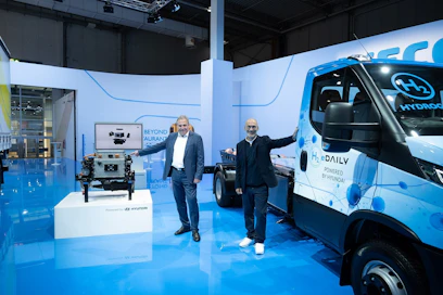 IAA-näyttelyssä Hannoverissa esiteltiin Iveco Groupin ja Hyundai Motor Companyn yhteistyön tulos Iveco eDaily -polttokennopakettiauto. Kuvassa vasemmalla Hyundai Motor Companyn hyötyajoneuvojen kehitysyksikön johtaja Martin Zeilinger sekä oikealla Iveco Groupin teknologia- ja digitaalijohtaja Marco Liccardo.