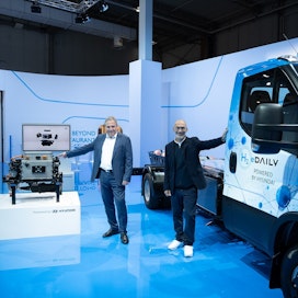 IAA-näyttelyssä Hannoverissa esiteltiin Iveco Groupin ja Hyundai Motor Companyn yhteistyön tulos Iveco eDaily -polttokennopakettiauto. Kuvassa vasemmalla Hyundai Motor Companyn hyötyajoneuvojen kehitysyksikön johtaja Martin Zeilinger sekä oikealla Iveco Groupin teknologia- ja digitaalijohtaja Marco Liccardo.