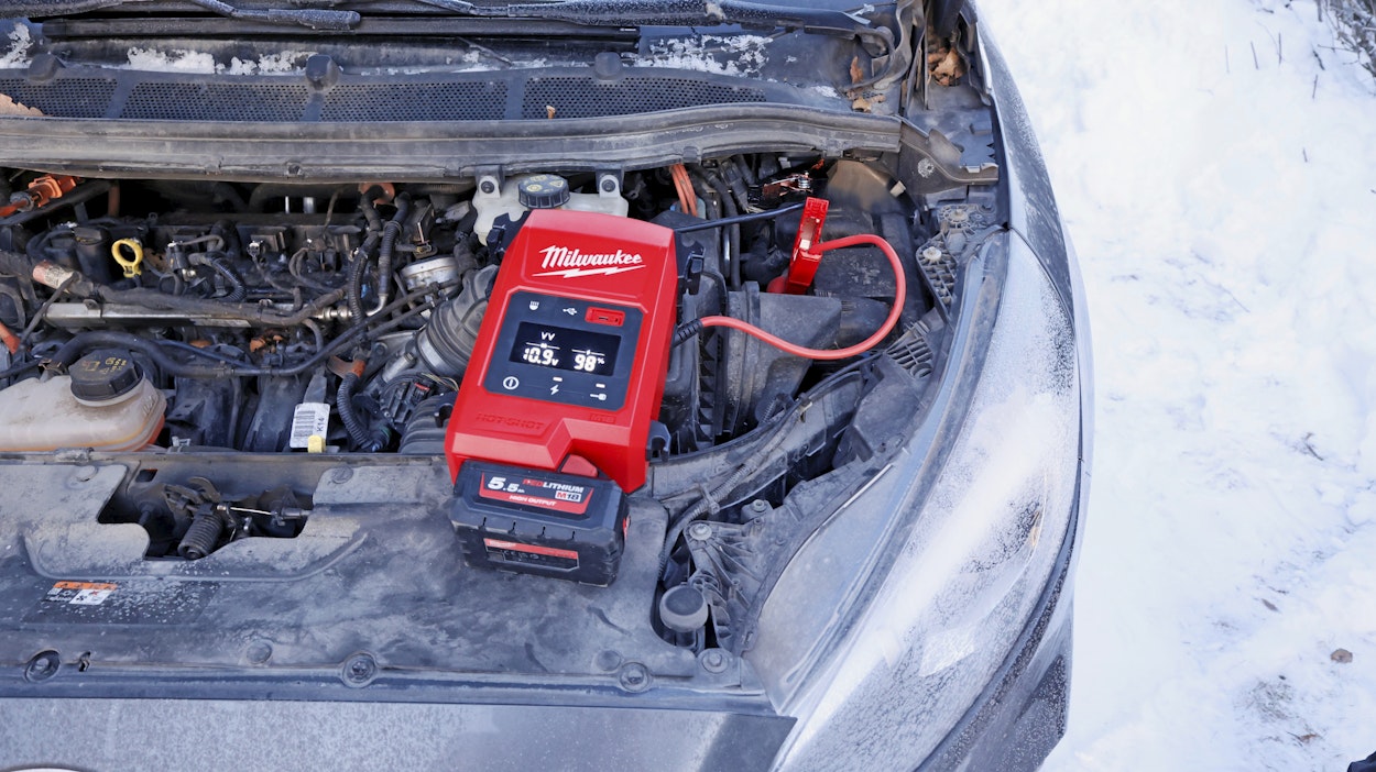 Milwaukeen apukäynnistimessä on irrotettava akku, joka lataa kondensaattoreita. Laitteeseen käy kaikki M18-sarjan akut. Valmistaja ilmoittaa maksimitehoksi 2000 A. Viiden ampeeritunnin akulla tämän luvataan riittävän 50 käynnistykseen.