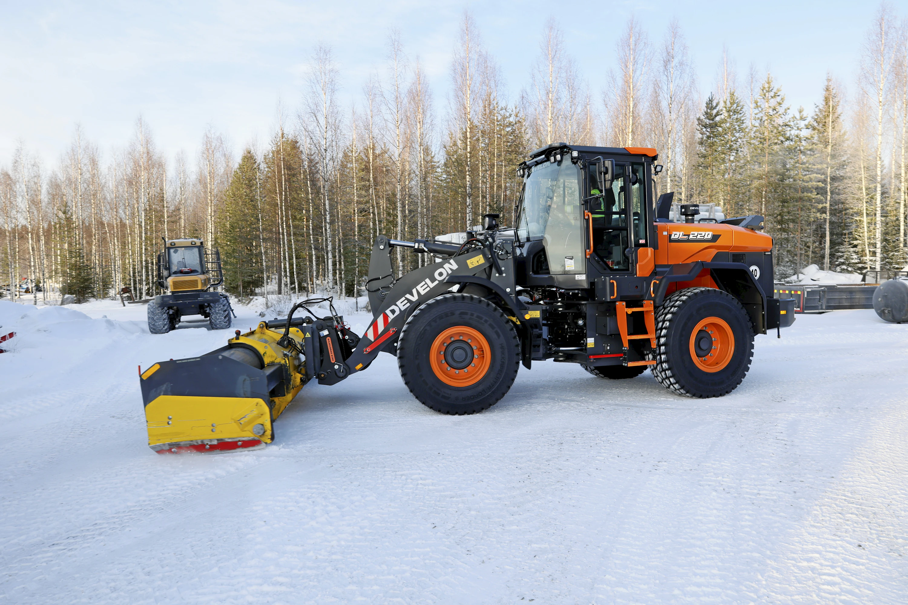 Voimansiirron todettiin toimivan sitkeästi myös mäkisillä osuuksilla. Develonissa on ZF:n viisivaihteinen powershift-vaihteisto. Työpaino on noin 13,3 tonnia.