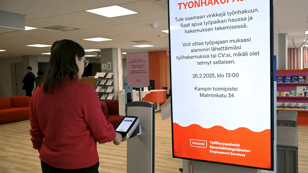 Työttömien määrä lisääntyi enemmän naisten kuin miesten joukossa. Arkistokuva Helsingin työllisyyspalvelujen toimipisteestä. LEHTIKUVA / Markku Ulander.