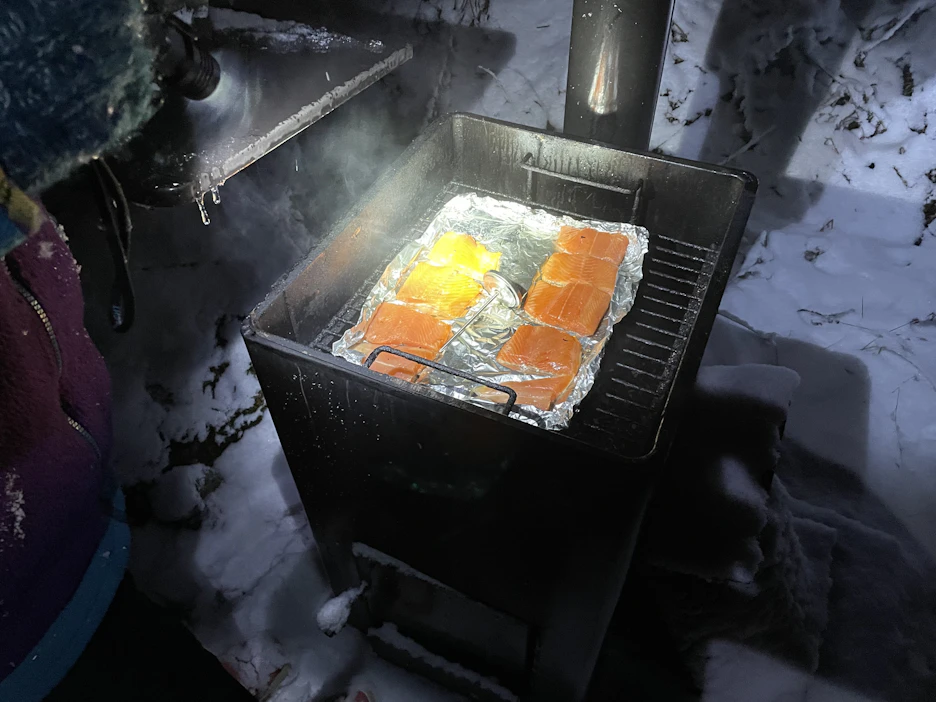 Kylmäsavustusta. Kirjolohifileen palat olivat matalassa lämmössä ja savussa yli kahdeksan tuntia.